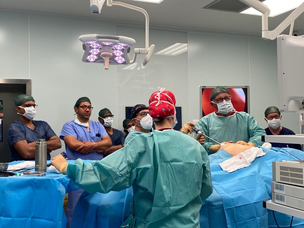 Formazione in sala operatoria del-professore-Antonio-Iuppa-sulla-riparazione-laparoscopica-di-ernia-ventrale-clinica-Gretter-Catania